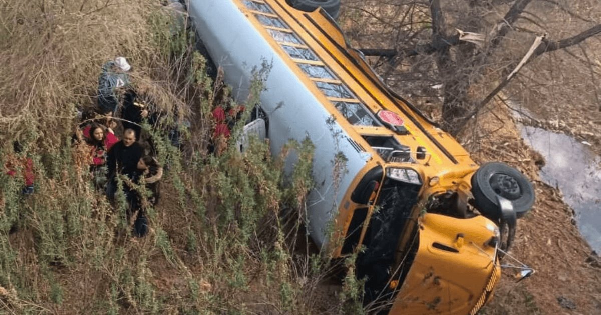 Hay cinco víctimas graves tras caída de autobús en puente de Nogales