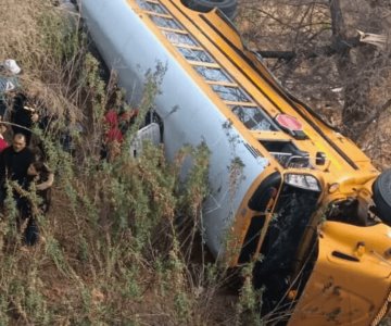 Hay cinco víctimas graves tras caída de autobús en puente de Nogales