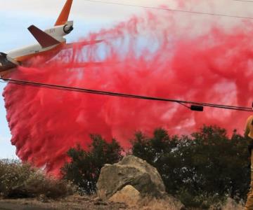 ¿Qué es y para qué sirve el polvo rosa usado para combatir incendios en LA?