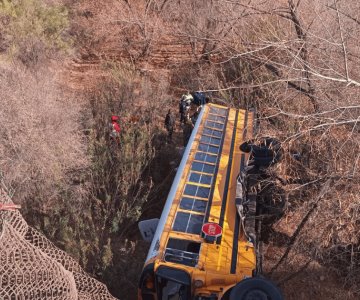 Autobús que cayó de puente en Nogales no ha sido retirado del lugar