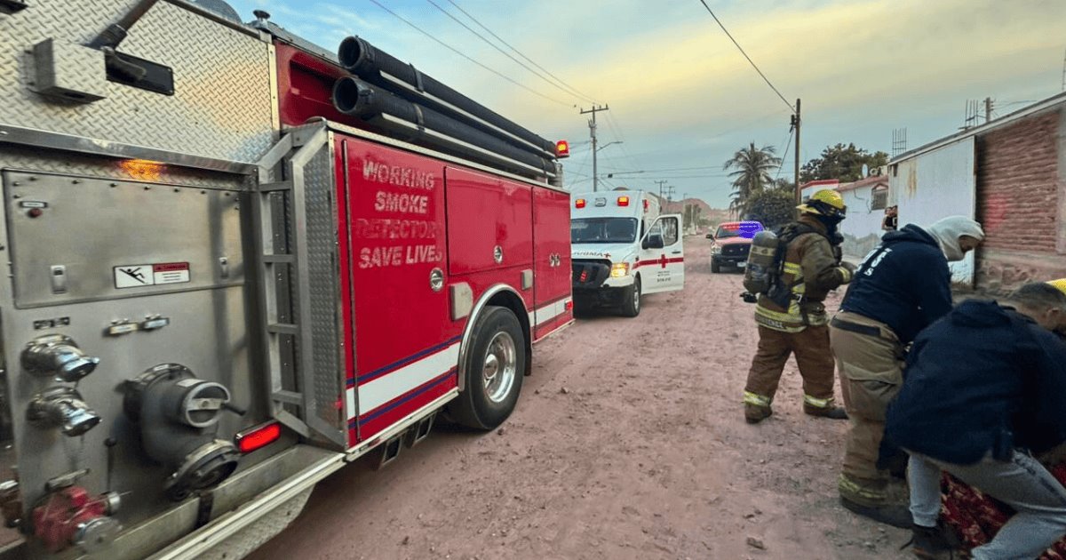 Rescatan a familia intoxicada por incendio en vivienda al sur de Guaymas