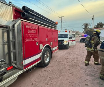 Rescatan a familia intoxicada por incendio en vivienda al sur de Guaymas