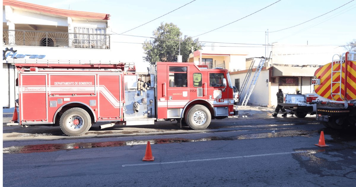 Bomberos sofocaron fuerte incendio en un local de bazar