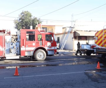 Bomberos sofocaron fuerte incendio en un local de bazar