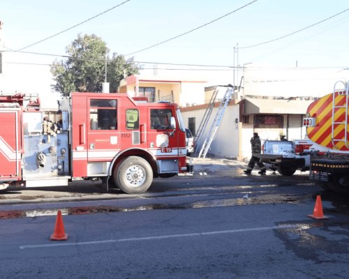 Bomberos sofocaron fuerte incendio en un local de bazar