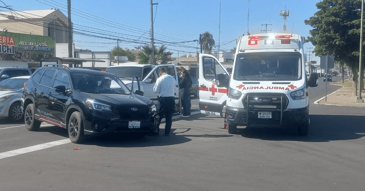 Se impactan dos camionetas en las calles Navarrete y Herrería