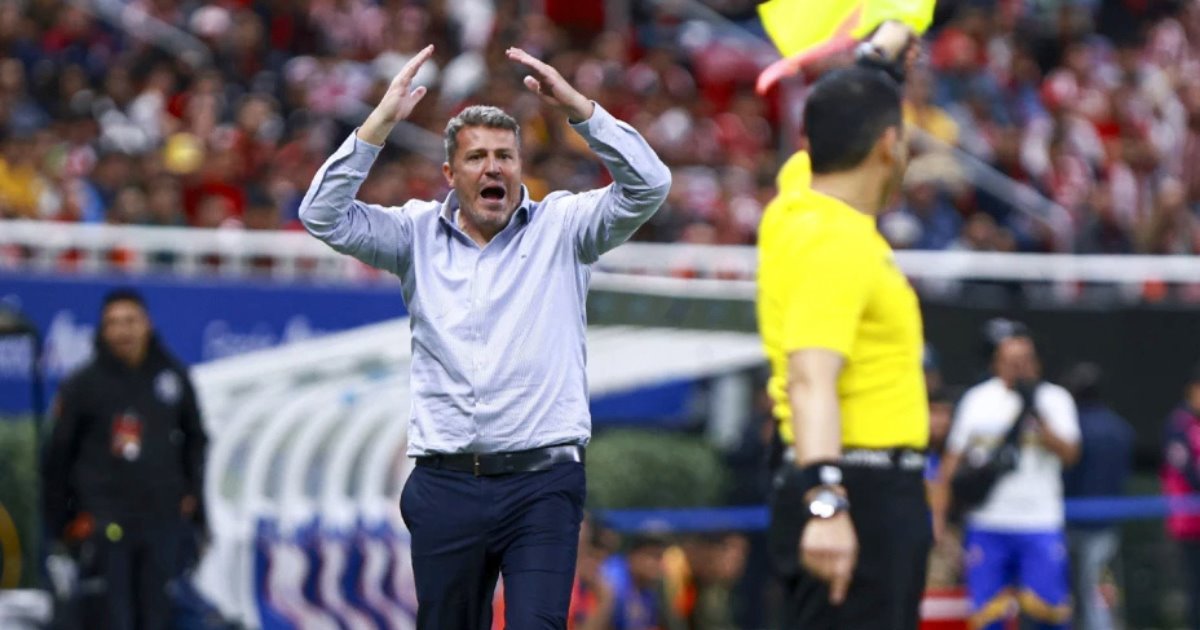 Anuncian suspensión para entrenador de Chivas