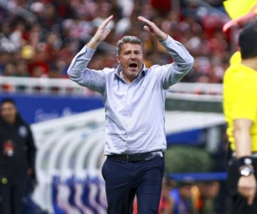 Anuncian suspensión para entrenador de Chivas