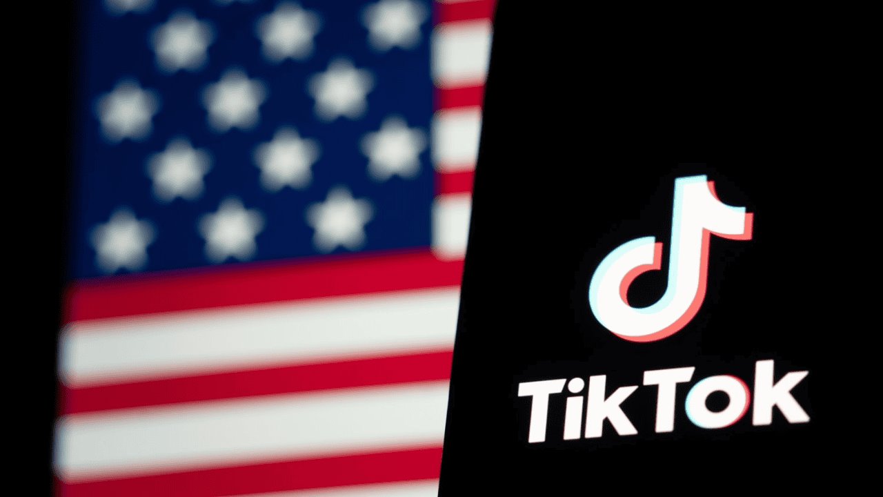 Donald Trump firma orden para crear fondo soberano; podría comprar TikTok