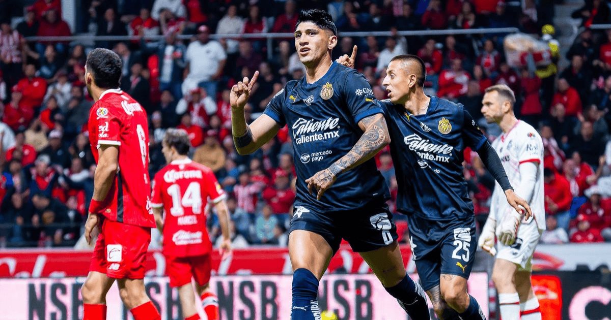 Árbitros admiten error en gol anulado a Chivas