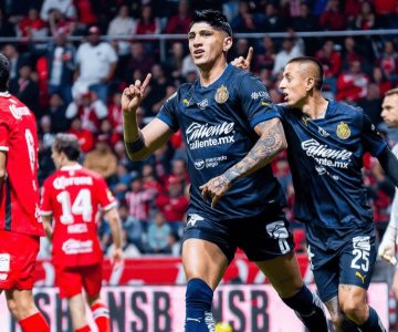 Árbitros admiten error en gol anulado a Chivas