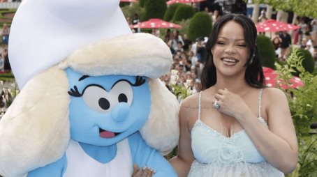 Rihanna presume embarazo en estreno de Los Pitufos
