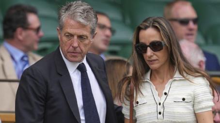 Imagen de Hugh Grant en Wimbledon le da la vuelta al mundo