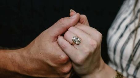 Taylor Swift presume anillo de compromiso valuado en 500 mil dólares