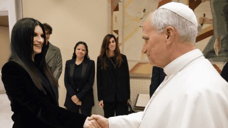 Laura Pausini se reúne con el Papa y le regala una canción inédita