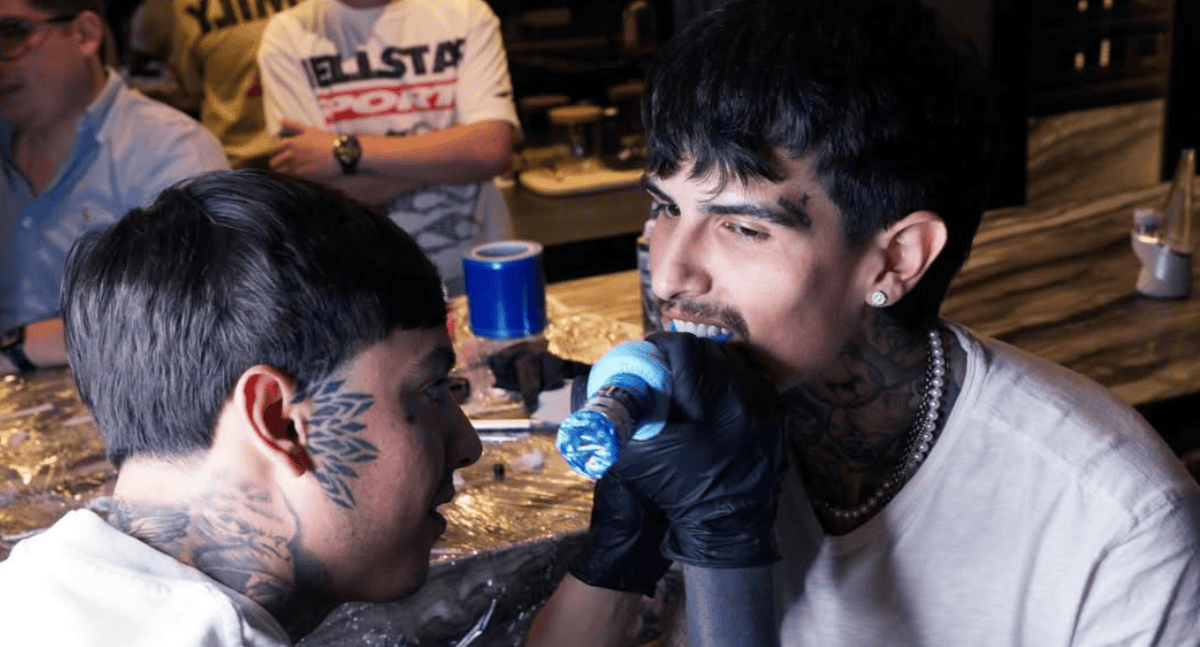 Natanael Cano y Gabito Ballesteros tatúan a Adriel Favela