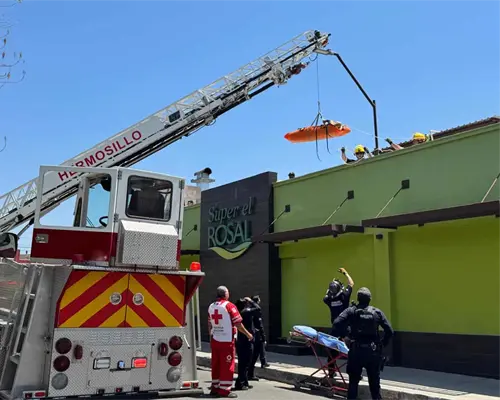 Trabajador cae de escalera en azotea de supermercado y necesita rescate