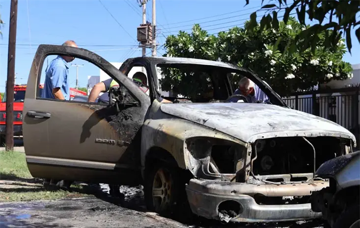 Quer&iacute;a arrancar su camioneta y termina con dos carros prendidos fuego en Villa Sat&eacute;lite