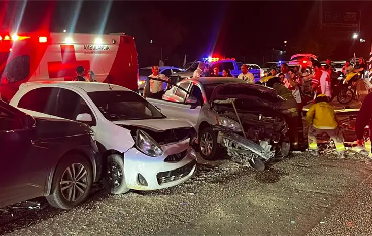 Choque múltiple al norte de Hermosillo deja a persona prensada