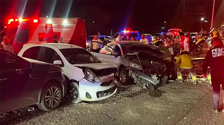 Choque m&uacute;ltiple al norte de Hermosillo deja a persona prensada