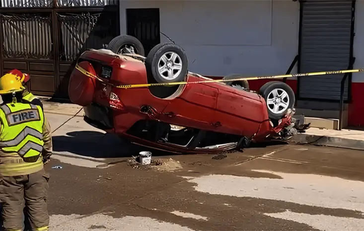 Vuelca autom&oacute;vil en la colonia Sahuaro de Hermosillo; mujer y ni&ntilde;a resultaron lesionadas