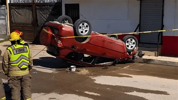 Vuelca autom&oacute;vil en la colonia Sahuaro de Hermosillo; mujer y ni&ntilde;a resultaron lesionadas