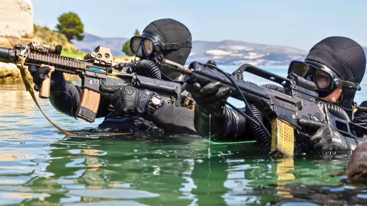 El equipo de los Navy SEALs participará en un entrenamiento conjunto en instalaciones navales.