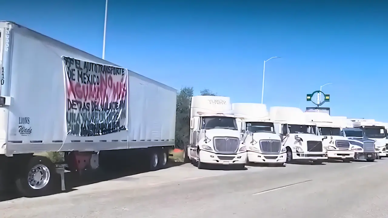 Transportistas se manifestaron en la salida norte de Hermosillo sin bloqueos. (Foto: Cortesía)