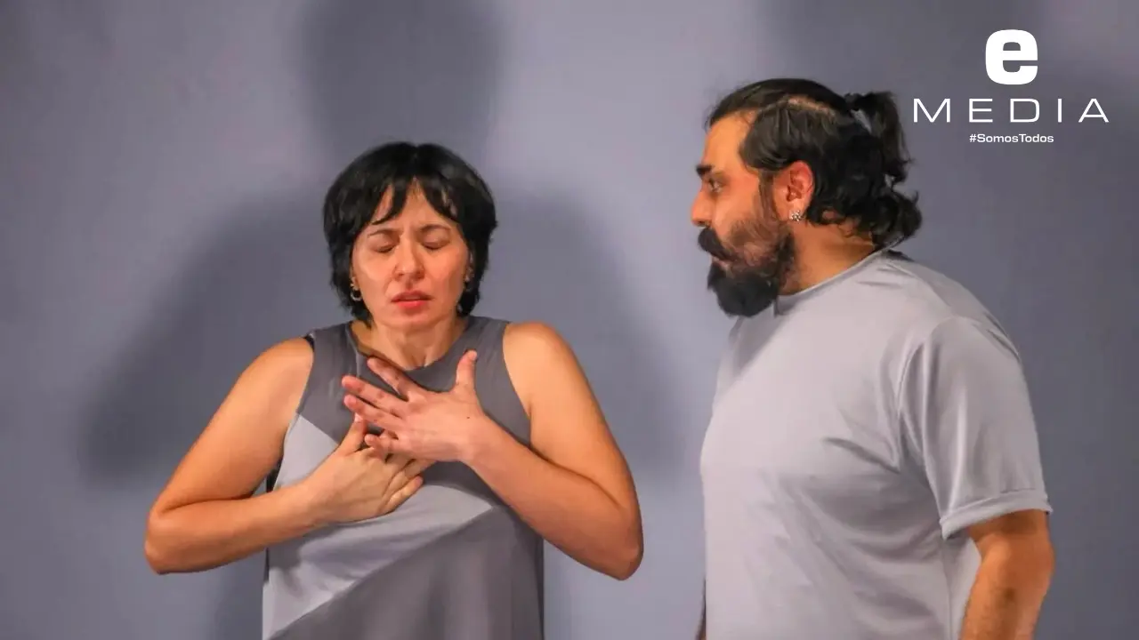 La obra es escrita y producida por el dramaturgo sonorense Juan Carlos Valdez.