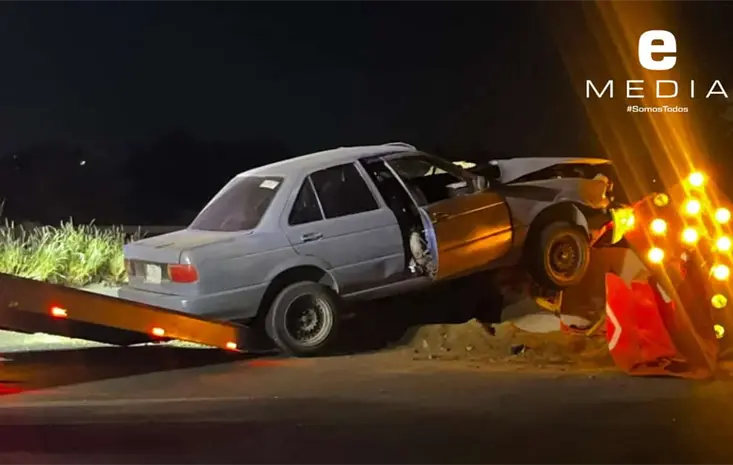 Dos tripulantes ilesos tras choque de Tsuru al norte de Hermosillo