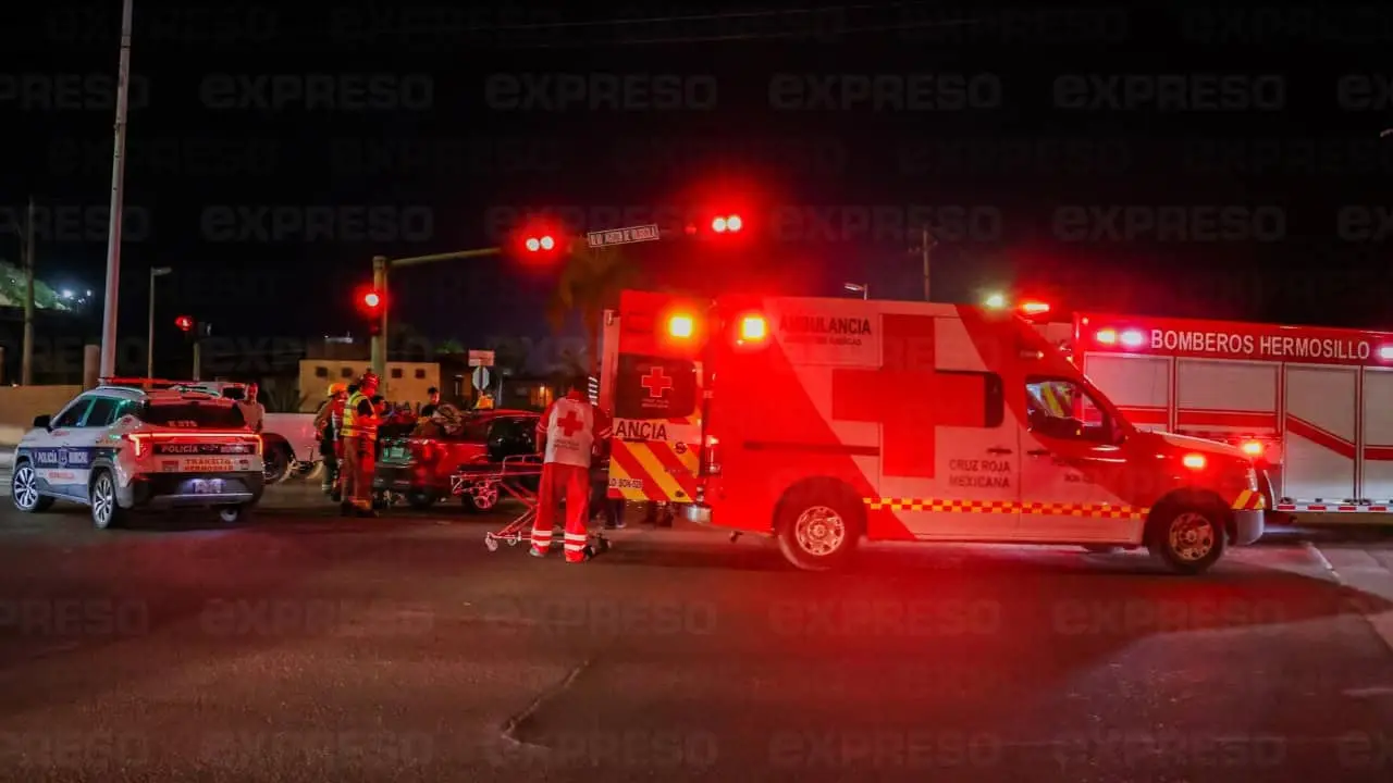 Auxilian a mujer lesionada en choque. (Foto: Omar Peralta / EXPRESO)