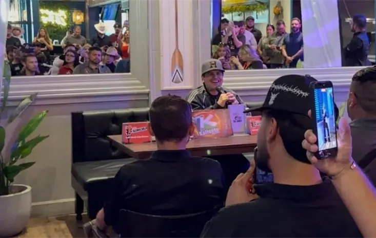 Regulo Caro alista su disfraz