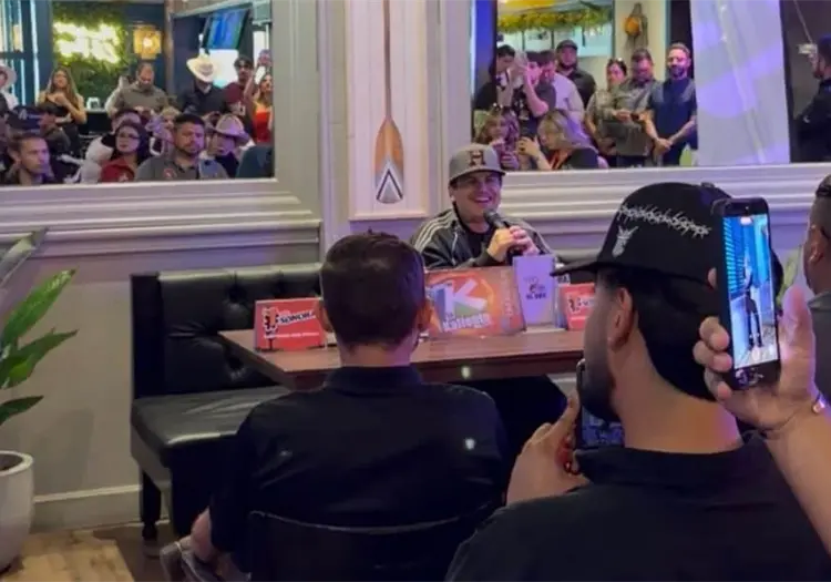 Regulo Caro alista su disfraz