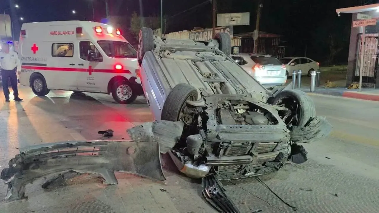 Volcadura moviliza a cuerpos de emergencia. (Foto: Redes sociales / EXPRESO)