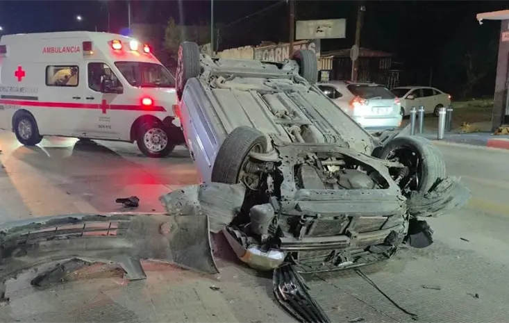 Volcadura de sedán deja dos lesionados en Guaymas