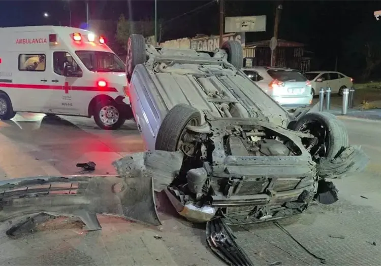 Volcadura de sed&aacute;n deja dos lesionados en Guaymas