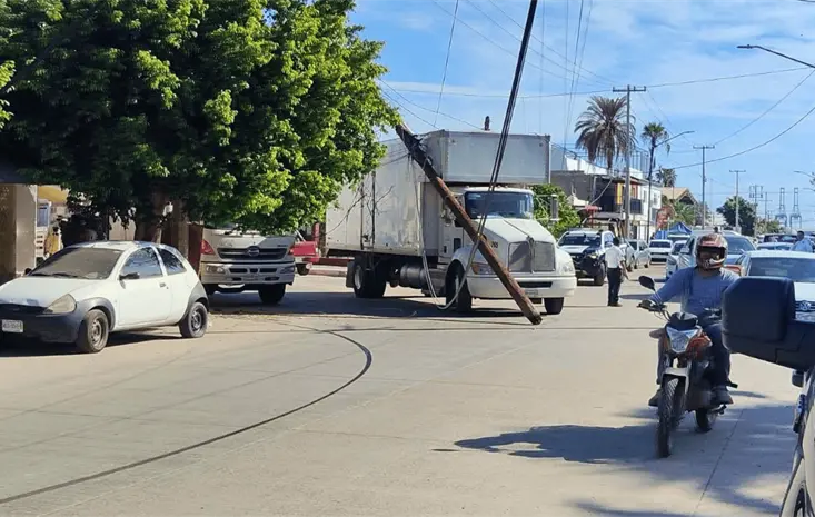 Cami&oacute;n derriba postes y deja sin luz a sectores del centro de Guaymas
