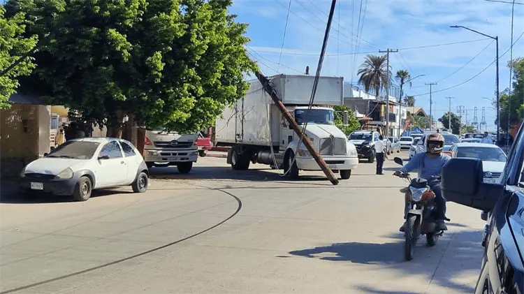 Camión derriba postes y deja sin luz a sectores del centro de Guaymas