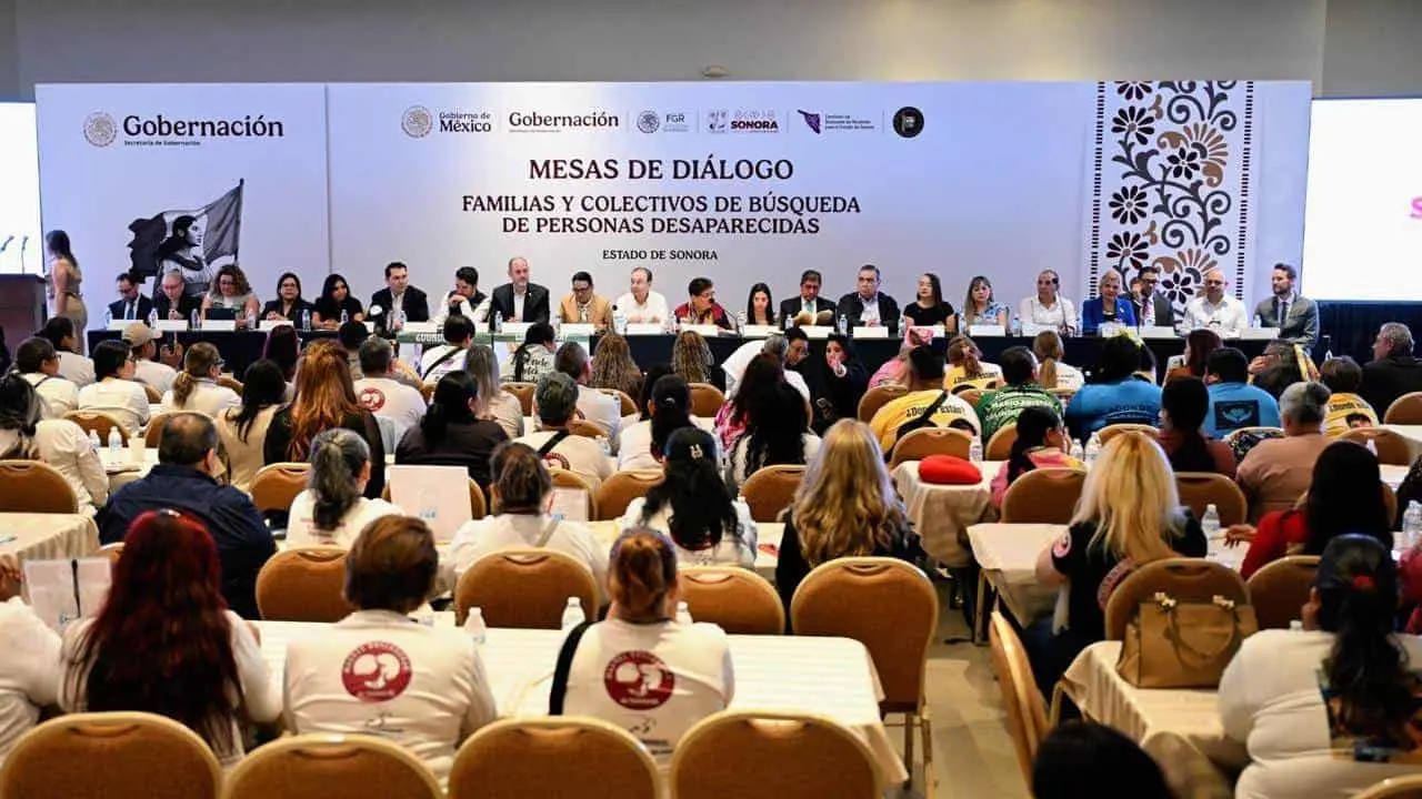 El gobernador Alfonso Durazo presidió la mesa regional con familias buscadoras y colectivos.