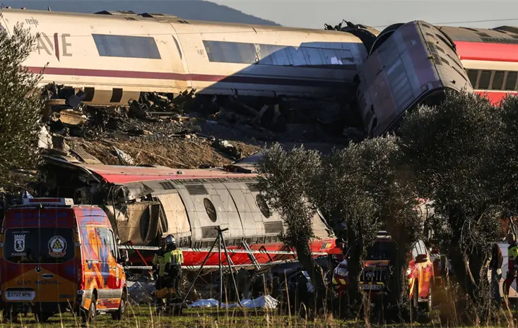 Buscan a un mexicano desaparecido tras choque de trenes que deja 68 muertos en España