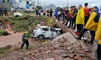 Taxi fue arrastrado por la corriente en Guaymas y deja un muerto; buscan al conductor