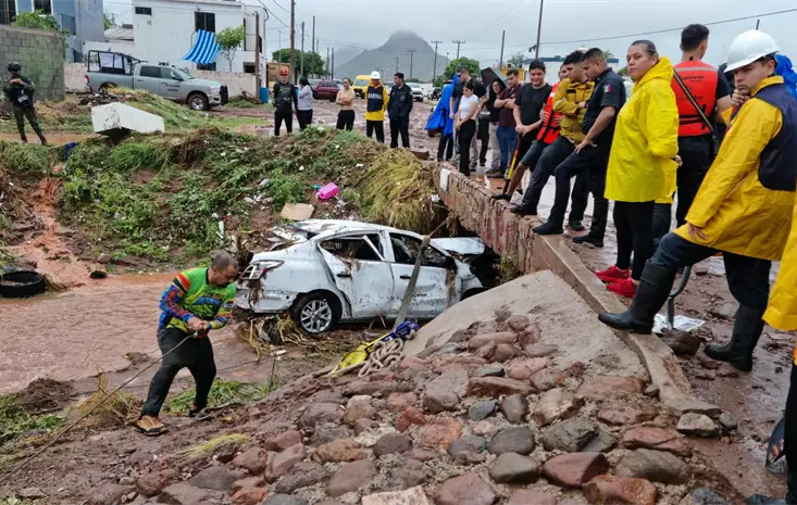 Taxi fue arrastrado por la corriente en Guaymas y deja un muerto; buscan al conductor