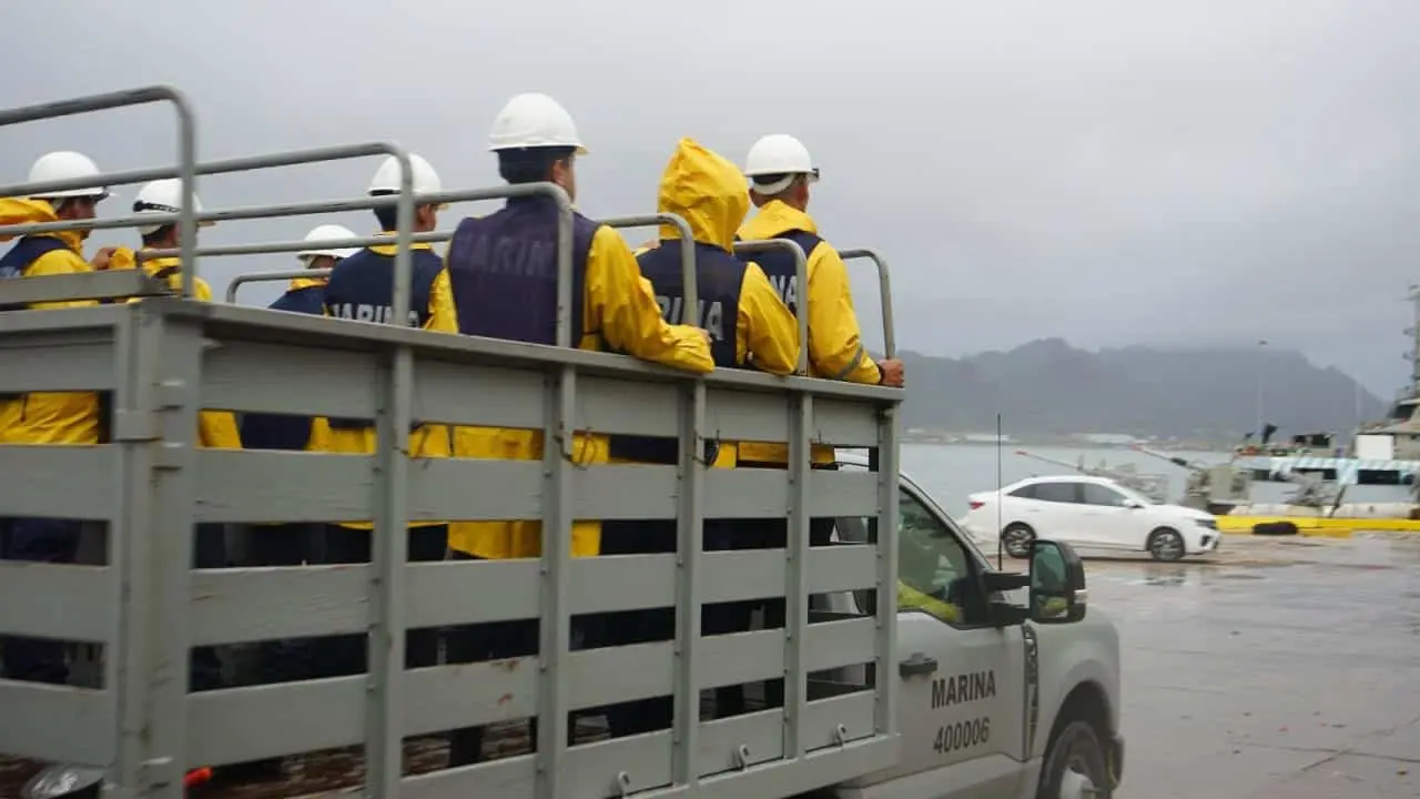 Personal naval y Protección Civil realizan recorridos, labores de limpieza y acciones de auxilio.