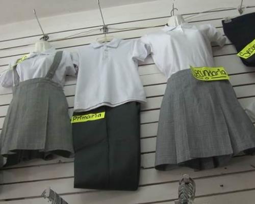 Regreso de programa de uniformes gratuitos afectará a comerciantes