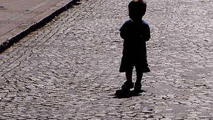 Encuentran a pequeña de 4 años deambulando sola de madrugada