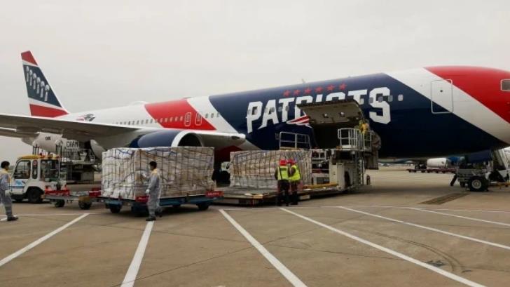 Los Patriots mandan su avión a China por 1.2 millones de cubrebocas