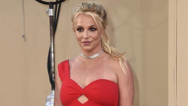 Britney se libera y posa topless