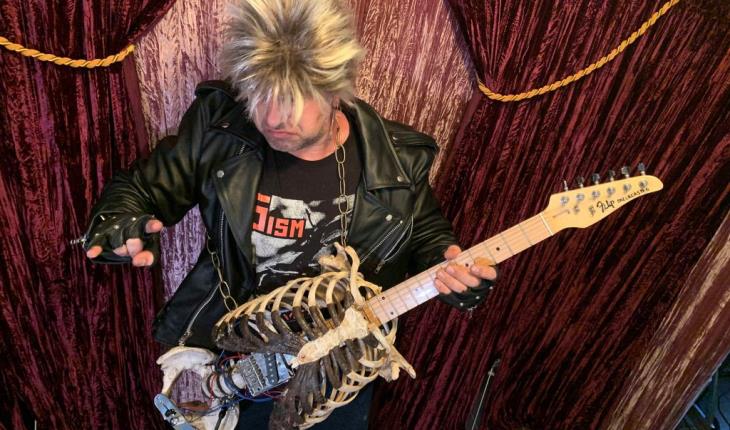 Músico construye guitarra con el esqueleto de su tío
