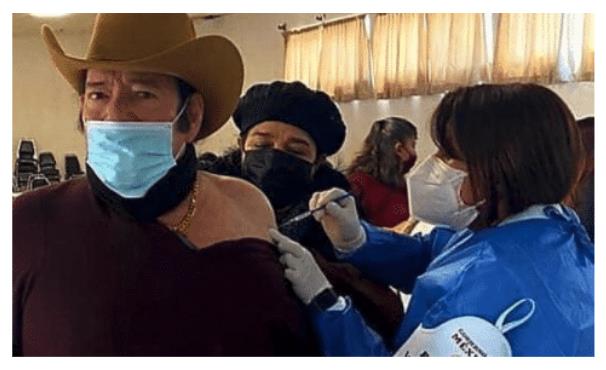 Vacunan a Lalo Mora contra el covid en Los Ramones