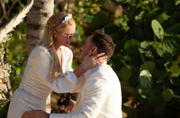 Paris Hilton se comprometió con Carter Reum